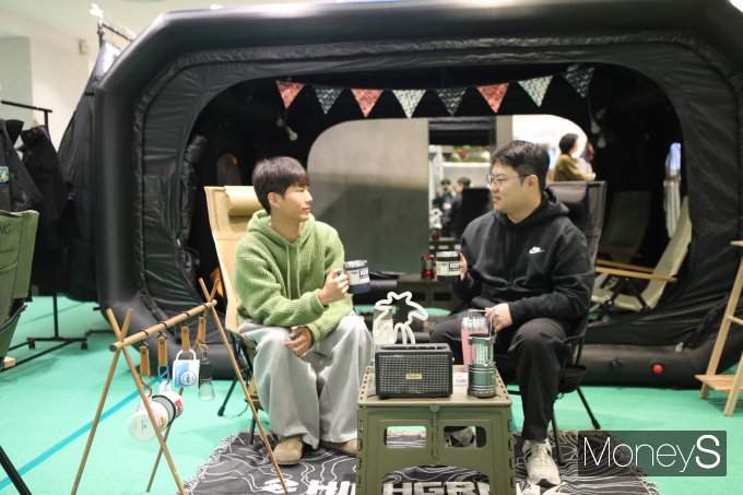 롯데백화점 광주점은 4층 점행사장에서 캠핑의 계절 가을을 맞아 다양한 캠핑용품을 제안하는 '고카프 캠핑용품 특집' 팝업스토어를 진행하고 있다/사진=롯데백화점 홍보 3팀 제공.
