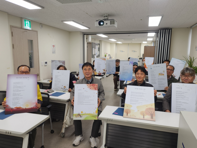  ‘빛나는 문학활동’ 주말반의 수료식./사진=광주 빛고을50+센터
