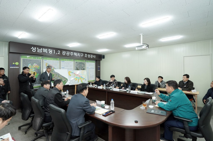 신상진 성남시장(가운데 오른쪽 녹색 점퍼)이 10일 복정1지구 조성사업 현장을 방문해 A1~A3블록 입주 대비 상황과 복정1지구 조성공사 전반을 점검하고 있다. /사진제공=성남시