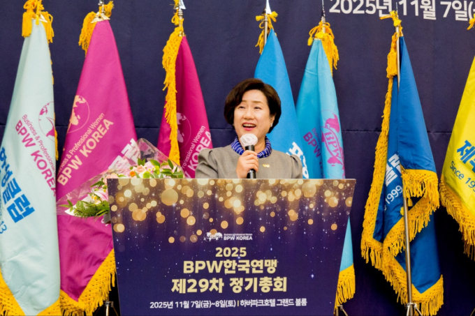 전문직여성한국연맹이 제29차 정기총회를 열고 제30대 회장으로 최명숙 회장을 선출했다. 최 신임 회장이 발언하고 있다. /사진=전문직여성한국연맹