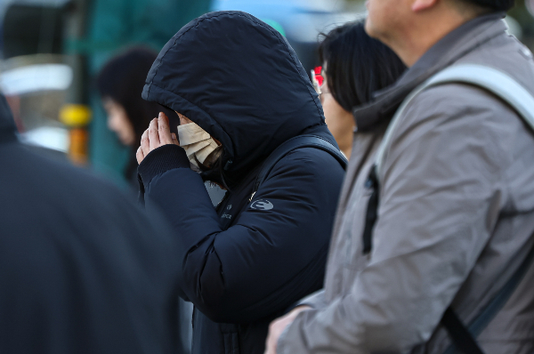 11일은 전국에 가끔 구름이 많다가 오후부터 차차 맑아지겠다. 사진은 초겨울 추위가 찾아온 지난 10일 서울 종로구 광화문 네거리에서 두터운 옷을 입은 시민들이 지나고 있는 모습. /사진=뉴스1