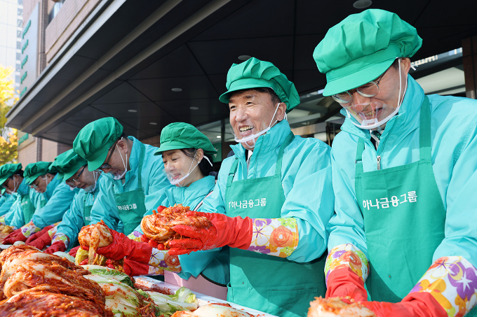 하나금융그룹은 하나금융그룹 명동사옥에서 함영주 회장을 비롯한 그룹 경영진, 임직원, 임직원 배우자들로 구성된 가족사랑봉사단과 배성우 롯데웰푸드 본부장 등 약 250여명이 참석한 가운데 '2025 모두하나데이'의 시작을 알리는 '선포식'과 함께 '사랑의 김장나눔' 행사를 진행했다. 함영주 하나금융그룹 회장(사진 오른쪽에서 두번째)이 그룹 경영진들과 함께 '사랑의 김장나눔' 행사에 참석해 김장을 담그고 있다./사진=하나금융