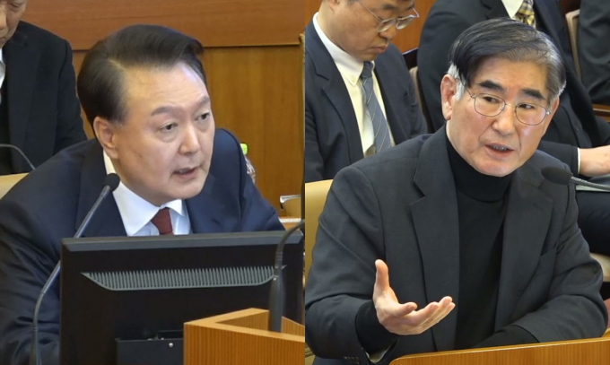 윤석열 전 대통령, 김용현 전 국방부 장관, 여인형 전 방첩사령관, 김용대 전 드론작전사령관 등 4명이 기소됐다. 사진은 윤 전 대통령이 지난 1월23일 서울 종로구 헌법재판소에서 열린 대통령 탄핵심판 4차 변론기일에서 증인으로 출석한 김용현 전 국방부장관에게 증인신문을 하고 있는 모습. /사진=뉴시스(헌법재판소 제공)