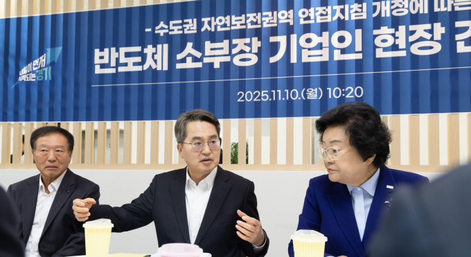 김동연 경기도지사(가운데)가 10일 이천 지역에서 개최한 '반도체 소부장 기업인 현장 감담회'에서 개발계획을 밝히고 있다. /사진제공=경기도