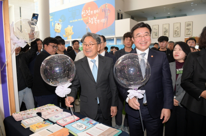 [머니S포토] 강기정 광주시장 '주민자치 공동체 한마당' 참석