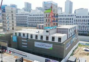 세종시 LH 모듈러주택 건설현장에서 크레인이 공장 제조 후 운송된 유닛을 옮기는 모습. /사진 제공=LH