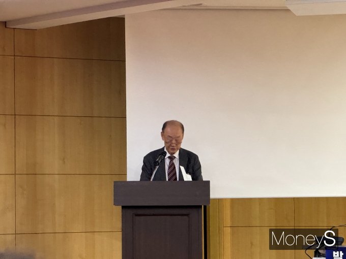 10일 서울 여의도 국회의원회관 제2소회의실에서 '시니어 과학기술인의 활용 방안과 정부의 지원 정책'을 주제로 열린 '제28회 KASSE·국회 공동포럼'에서 박성현 한국시니어과학기술인협회장이 개회사를 하고 있다. /사진=정연 기자
