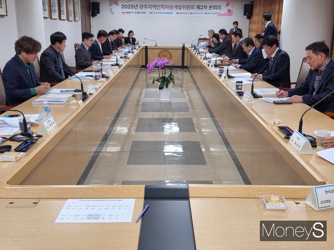 광주지역인적자원개발위원회가 10일 광주상공회의소 3층 의원회의실에서 '2025년도 제2차 본회의'를 개최하고 있다/사진=광주상의 제공.