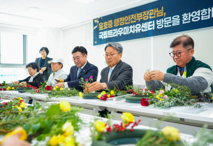 강기정 광주시장(오른쪽 두번째)과 윤호중 행정안전부 장관(세번째)이 10일 오전 서구 화정동 국립트라우마치유센터를 찾아 유가족·피해자와 원예치유프로그램에 참여하고 있다./사진=광주시