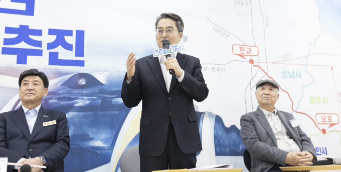 김동연 경기도지사가 10일 광주시를 방문해 지역 주민과 간담회를 열고 '판교~오포 도시철도' 사업의 신속한 추진을 강조하고 있다. /사진제공=경기도