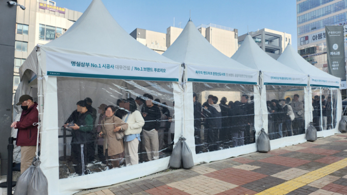 방문객들이 운정신도시 푸르지오 더 스마트 견본주택에 입장하기 위해 줄 서 있다. /사진제공=대우건설