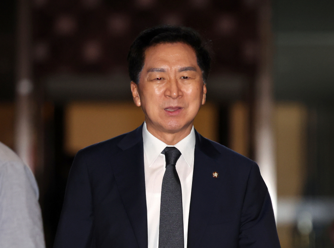 더불어민주당이 김기현 국민의힘 의원 당대표 당선 직후 김 의원의 아내가 김건희 여사에게 명품백을 선물한 것과 관련해 흑막을 밝혀내야 한다고 목소리 높였다. 사진은 지난 9월1일 김기현 국민의힘 의원이 서울 여의도 국회에서 열린 의원총회에 참석하고 있는 모습. /사진=뉴시스