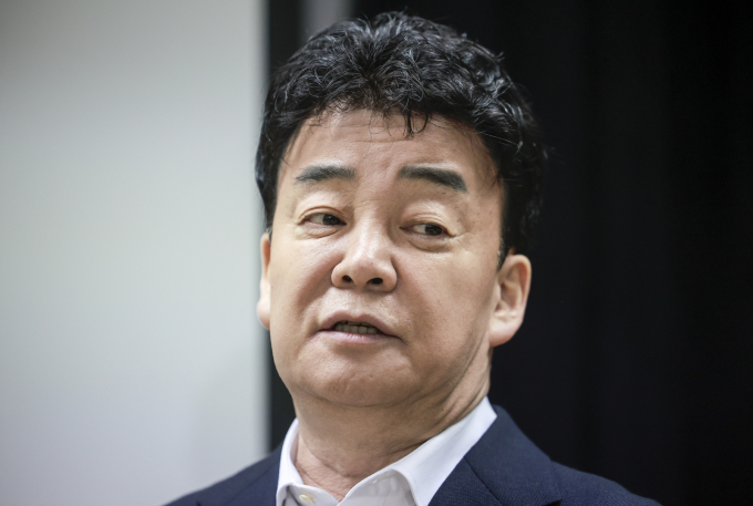 원산지 허위 표 의혹을 받는 백종원 더본코리아 대표가 경찰에서 무혐의 처분을 받은 것으로 확인됐다. 사진은 지난 3월 서울 서초구의 한 회의공간에서 열린 더본코리아 주주총회에서 취재진의 질문에 답하고 있는 백 대표. /사진=뉴시스