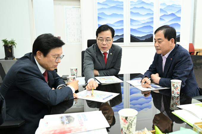 배낙호 김천시장(오른쪽)이 10일 송언석 의원(가운데)과 박형수 국회 예산결산특별위원회 간사(왼쪽)를 만나 김천 주요 현안사업의 예산 필요성에 대해 설명하고 있다./사진제공=김천시