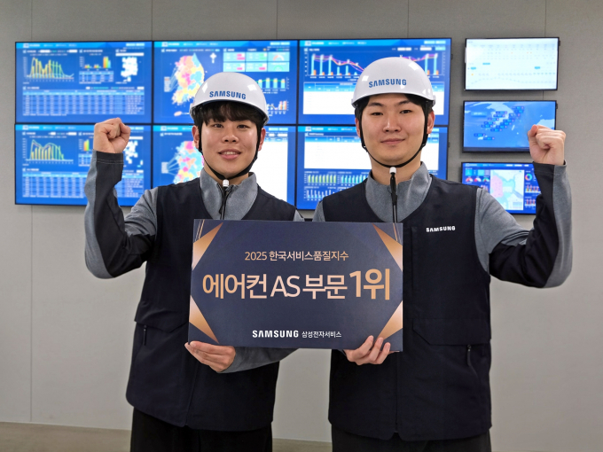 삼성전자서비스가 '2025 한국서비스품질지수'(KS-SQI)에서 올해 신설된 '에어컨 AS' 부문 원년 1위 기업으로 선정됐다. 사진은 삼성전자 근로자들이 에어컨 AS 부문 1위를 차지한 모습. /사진=삼성전자