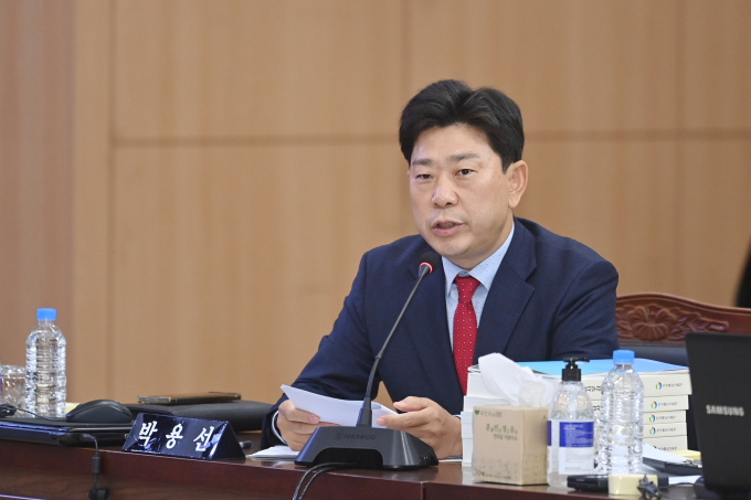 박용선 경북도의원이 경북교육청 행정사무감사에서 친환경 소독 도입의 필요성에 대해 질의하고 있다./사진제공=경북도의회