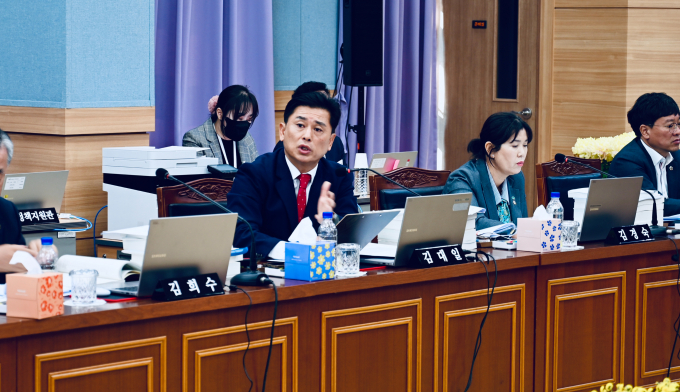 김대일 경북도의원(가운대)이 10일 열린 행정사무감사에서 학교폭력 대응체계 미흡 문제를 질의하고 있다./사진제공=경북도의회