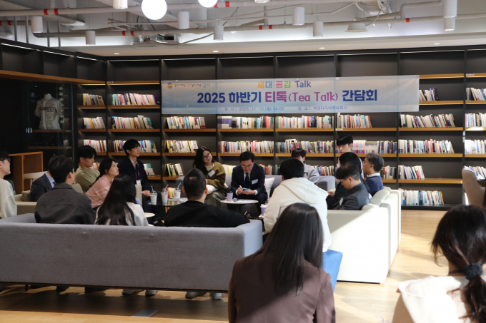 지난 10일 서울 강서구 마곡동 중앙연구소 '더넥센유니버시티에서 진교훈 강서구청장과 넥센타이어 임직원들이 대화를 하고 있다. /사진=넥센타이어