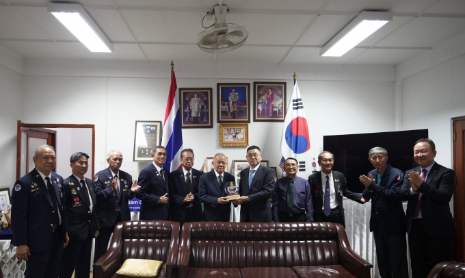 지난 10일 구본상 LIG 회장을 비롯한 LIG넥스원 임직원들이, 태국 ‘한국전 참전용사협회’에 직접 방문, 한국전 참전용사들에게 감사의 마음을 전하는 뜻깊은 행사를 진행했다. /사진=LIG넥스원