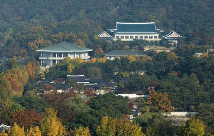 대통령 집무실 등 일부 시설이 다음달 14일 전후로 서울 용산구에서 종로구 청와대로 옮겨진다. 사진은 지난 7일 서울 외교부 청사에서 바라본 청와대 일대. /사진=뉴스1