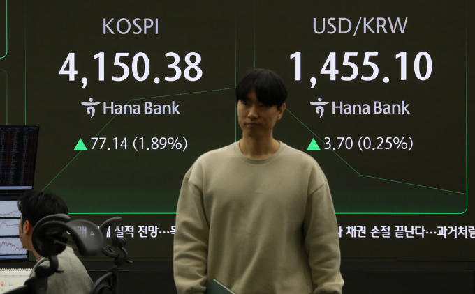 코스피와 코스닥이 11일 상승 흐름으로 장을 시작했다. 사진은 이날 오전 9시15분 기준 서울 중구 하나은행 본점 딜링룸 전광판. /사진=뉴시스