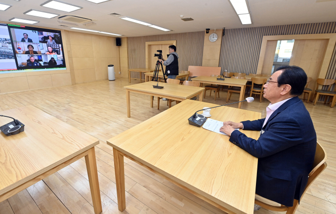 이현재 하남시장이 지난 10일 시청 상황실에서 박성갑 하남경찰서장, 조천묵 하남소방서장, 오성애 광주하남교육지원청 교육장 등 유관기관장들과 '실시간 민원 협력 화상회의'를 열고 질문에 답변하고 있다. /사진제공=하남시 