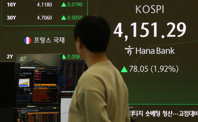 코스피가 11일 오전 상승 흐름이다. 사진은 서울 중구 하나은행 딜링룸. /사진=뉴시스
