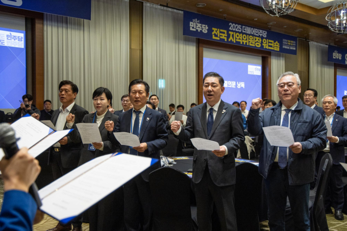 정청래 더불어민주당 대표와 김병기 원내대표 등 당 지도부를 포함한 지역위원장들이 11일 경기 광주시 소재 곤지암리조트에서 열린 2025년 전국지역위원장 워크숍에서 결의문을 낭독하며 구호를 외치고 있다. /사진=뉴시스(더불어민주당 제공)