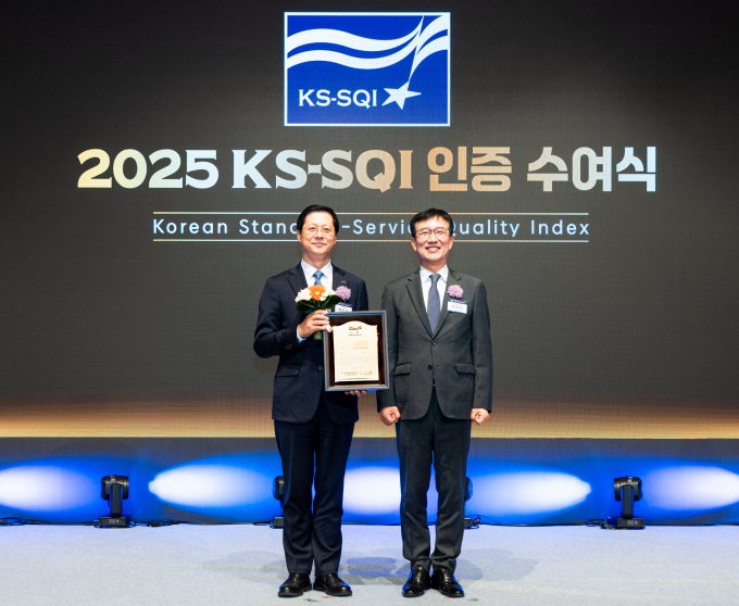  '2025 KS-SQI' 인증 수여식에 참석한 박희돈 대한항공 경영전략본부장(왼쪽)과 문동민 한국표준협회 회장이 기념 사진을 촬영하는 모습. /사진=대한항공