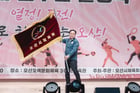 이권재 경기 오산시장이 제71회 경기도체육대회 오산시선수단 출정식에서 대회 깃발을 흔들고 있다. /사진제공=오산시