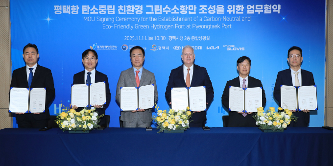 왼쪽부터 경기평택항만공사 사장 직무대행 김금규, 평택지방해양수산청장 도경식, 평택시장 정장선, 현대차 부사장 켄 라미레즈, 현대글로비스 상무 김정석, 기아 상무 이덕현. /사진제공=평택시