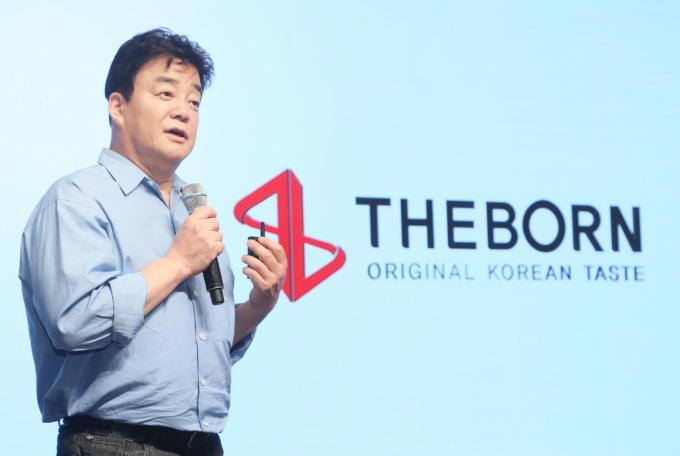 전국가맹점주협의회가 백종원 대표의 MBC 방송 편성 철회를 촉구하며 기자회견을 열자 더본코리아가 입장문을 내고 "극히 일부 소수 점주의 의견을 왜곡한 것"이라며 반박하고 나섰다. 백종원 더본코리아 대표가 지난 9월3일 서울 중구 장충동에서 열린 더본코리아 TBK(The Born Korea) 글로벌 B2B 소스 론칭 기자간담회에서 발표하고 있다. /사진=뉴시스
