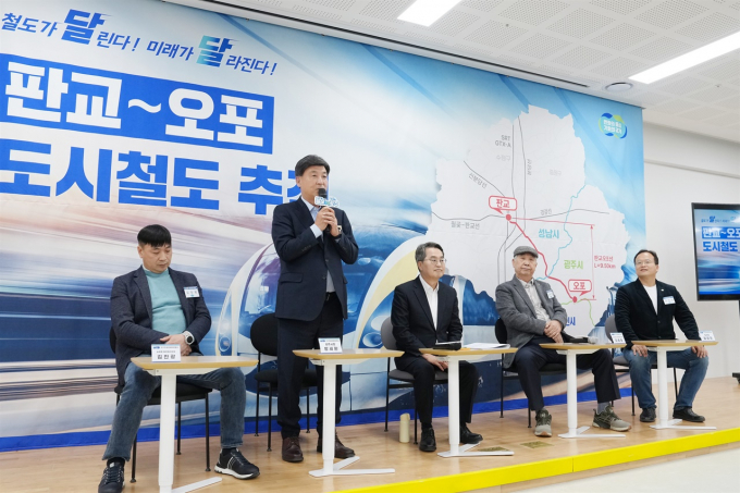 방세환 경기 광주시장(왼쪽서 2번째)이 지난 10일 신현문화체육복지센터에서 열린 김동연 경기도지사의 ‘달달버스(달려가면 달라진다)’ 민생경제 현장 투어에 참석해 지역 주요 현안에 대해 발언하고 있다. /사진제공=광주시