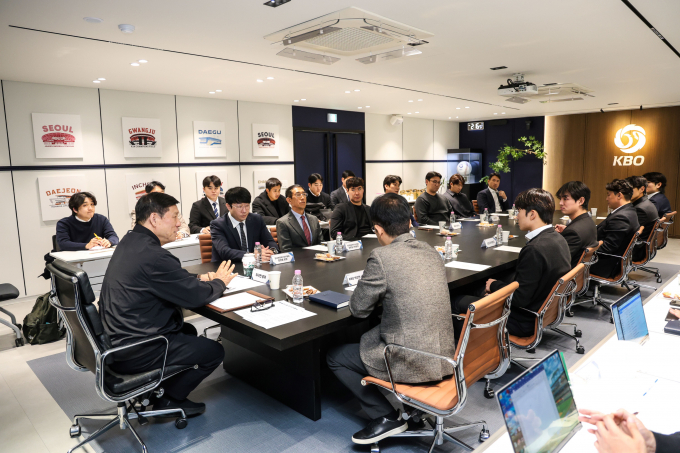 한국야구위원회가 한국프로야구선수협회 21명 선수들과 피치클락, ABS 등에 대한 의견을 받는 간담회를 가졌다. 사진은 지난 10일 한국프로야구선수협회와 간담회를 진행 중인 모습. /사진=한국야구위원회(KBO) 제공
