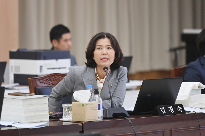 김경숙 경북도의원은 11일 열린 구미·영천·의성교육지원청 행정사무감사에서 공무원의 정치적 중립을 지켜줄 것을 요구하고 있다./사진제공=머니S 박영우 기자