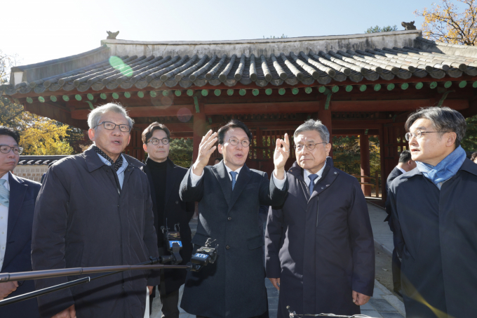 김민석 국무총리가 지난 10일 서울 종로구 유네스코 세계문화유산인 종묘를 찾아 최근 서울시의 세운상가 재개발 계획에 따른 영향을 살펴보고 대책을 점검하고 있다.  /사진=뉴시스(청사사진기자단)