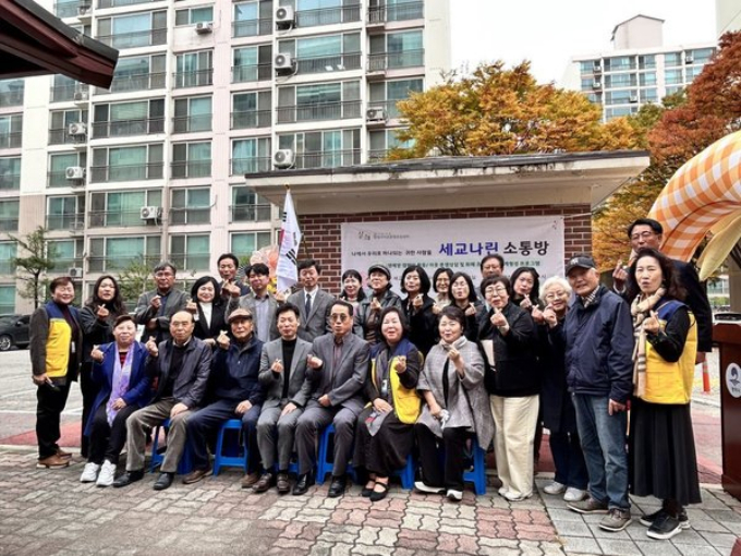경기도 평택시의 14번째 소통방인 ‘세교나린 소통방’을 지난 8일 세교동 부영2차아파트에서 개소식 열고 관계자들이 단체사진을 찍고 있다. /사진제공=평택시