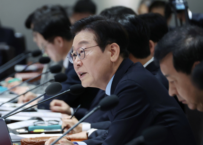 2035 국가 온실가스 감축 목표(2035 NDC)가 국무회의에서 의결돼 최종 확정됐다. 사진은 11일 이재명 대통령이 서울 용산구 대통령실 청사에서 열린 국무회의에서 발언하고 있는 모습. /사진=뉴시스(대통령실통신사진기자단)