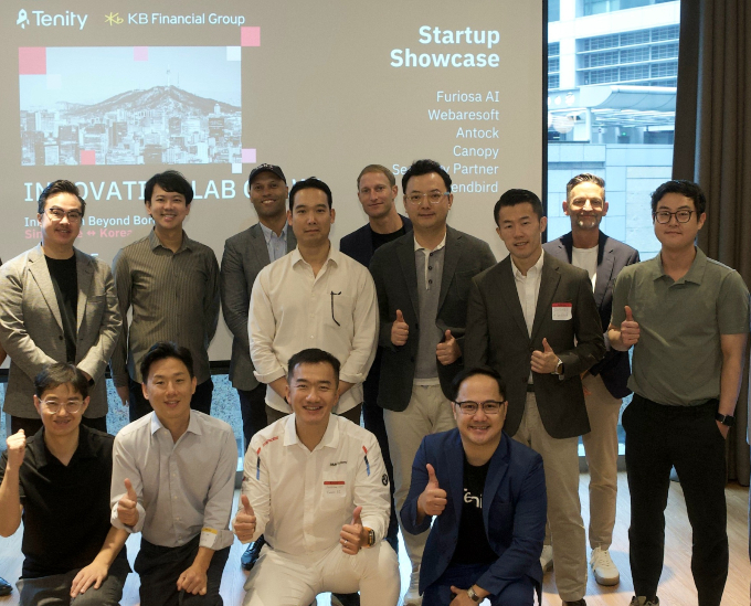 지난 10일 싱가포르 현지에서 진행된 'KB Demo Day' 행사에서 ‘KB스타터스 싱가포르’ 선발 기업과 글로벌 VC, AC, 유관기관의 관계자들이 기념촬영을 하고 있다./사진=KB금융그룹