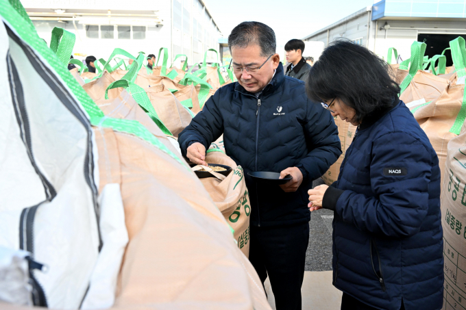 김진열 군위군수가 공공비축미 건조벼 매입 현장을 둘러보고 있다./사진제공=대구 군위군