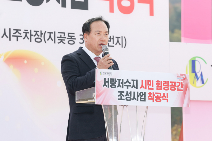 이권재 오산시장이 11일 오후 '서랑저수지 시민 힐링공간 조성사업 착공식'에 참석해 인사말을 하고 있다. /사진제공=오산시
