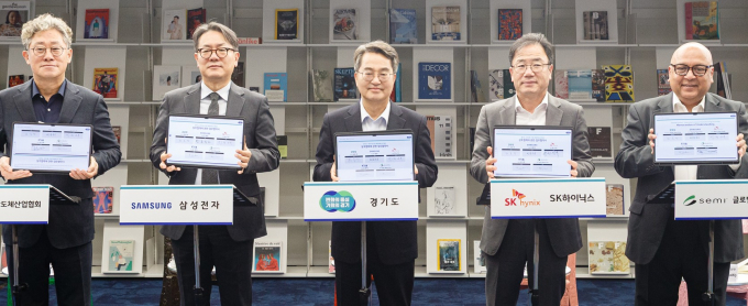 김동연 경기도지사(가운데)가 11일 경기도서관에서 삼성전자, SK하이닉스 등 관계자들과 재생에너지 확대를 위한 업무협약을 체결하고 있다. /사진제공=경기도 