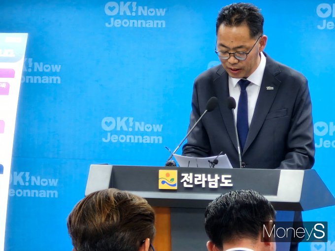 윤진호 전남도 기획조정실장이 11일 청사  브리핑룸에서 내년 예산안을 설명하고 있다./사진=홍기철기자