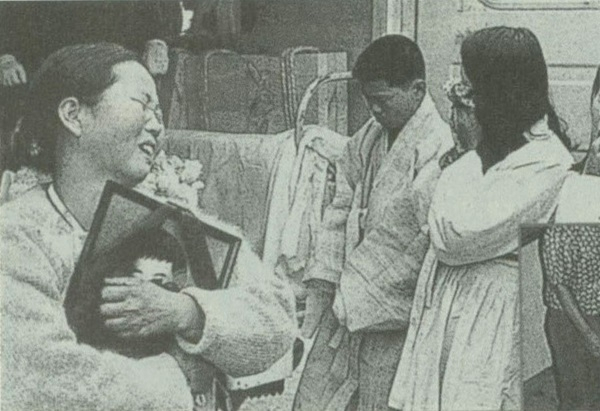사진은 분신한 전태일의 장례식에서 가족들이 울음을 터뜨리고 있는 모습. /사진=우리역사넷