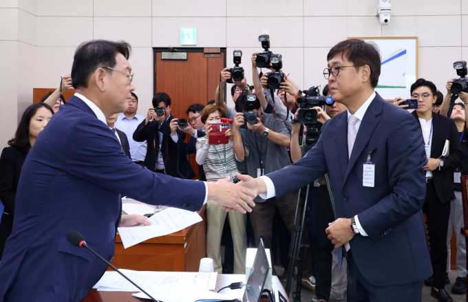 더불어민주당 문화체육관광위원회와 문화체육관광부가 암표 3법을 추진한다고 밝혔다. 사진은 지난 7월29일 최휘영 문화체육관광부 장관 후보자(오른쪽)가 서울 여의도 국회 문화체육관광위원회에서 열린 인사청문회에서 김교흥 문화체육관광위원장에게 선서문을 제출한 모습. /사진=뉴시스
