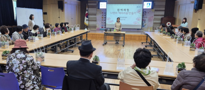 AI 돌봄 로봇 '다솜이' 사용 어르신 소통 간담회에서 이어 진행한 원예 체험프로그램 '나만의 테라리움 만들기' 모습.  /사진제공=수원시