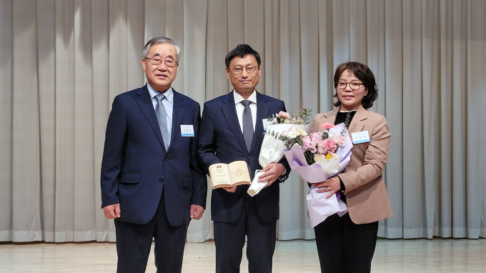 오후석 경기도평생교육진흥원장(가운데)이 11일 오명영 한국서점조합연합회 회장(맨 왼쪽)으로부터 서점의날 공로상을 받고 있다. /사진제공=경기도