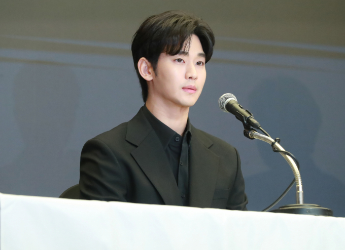  배우 김수현(37) 측이 김새론(25) 유족의 증거 조작 가능성을 제기했다. 사진은 지난 3월 서울 마포구 상암동 스탠포드호텔에서 진행된 기자회견에서 최근 불거진 사생활 논란에 대해 입장을 밝힌 배우 김수현. /사진=스타뉴스