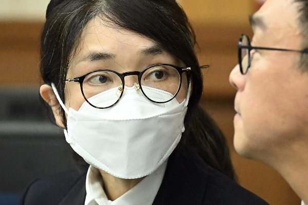 김건희 여사의 보석 석방 여부를 판단할 심문기일이 12일 열린다. 사진은 도이치모터스 주가조작, 통일교 청탁·뇌물 수수 의혹 혐의 등으로 구속기소 된 김건희 여사가 지난 9월24일 오후 서울 서초구 서울중앙지방법원에서 열린 첫 재판에 출석해 변호사와 이야기를 나누고 있는 모습. /사진=뉴시스(공동취재단)