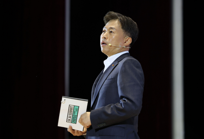 NH투자증권이 SK하이닉스의 목표주가를 상향했다. 사진은  곽노정 SK하이닉스 대표이사 사장이 지난 3일 서울 강남구 코엑스에서 열린 'SK AI SUMMIT 2025'에서 AI시대, SK하이닉스가 그리는 새로운 비전과 기술을 주제로 기조연설 하는 모습. /사진=뉴시스